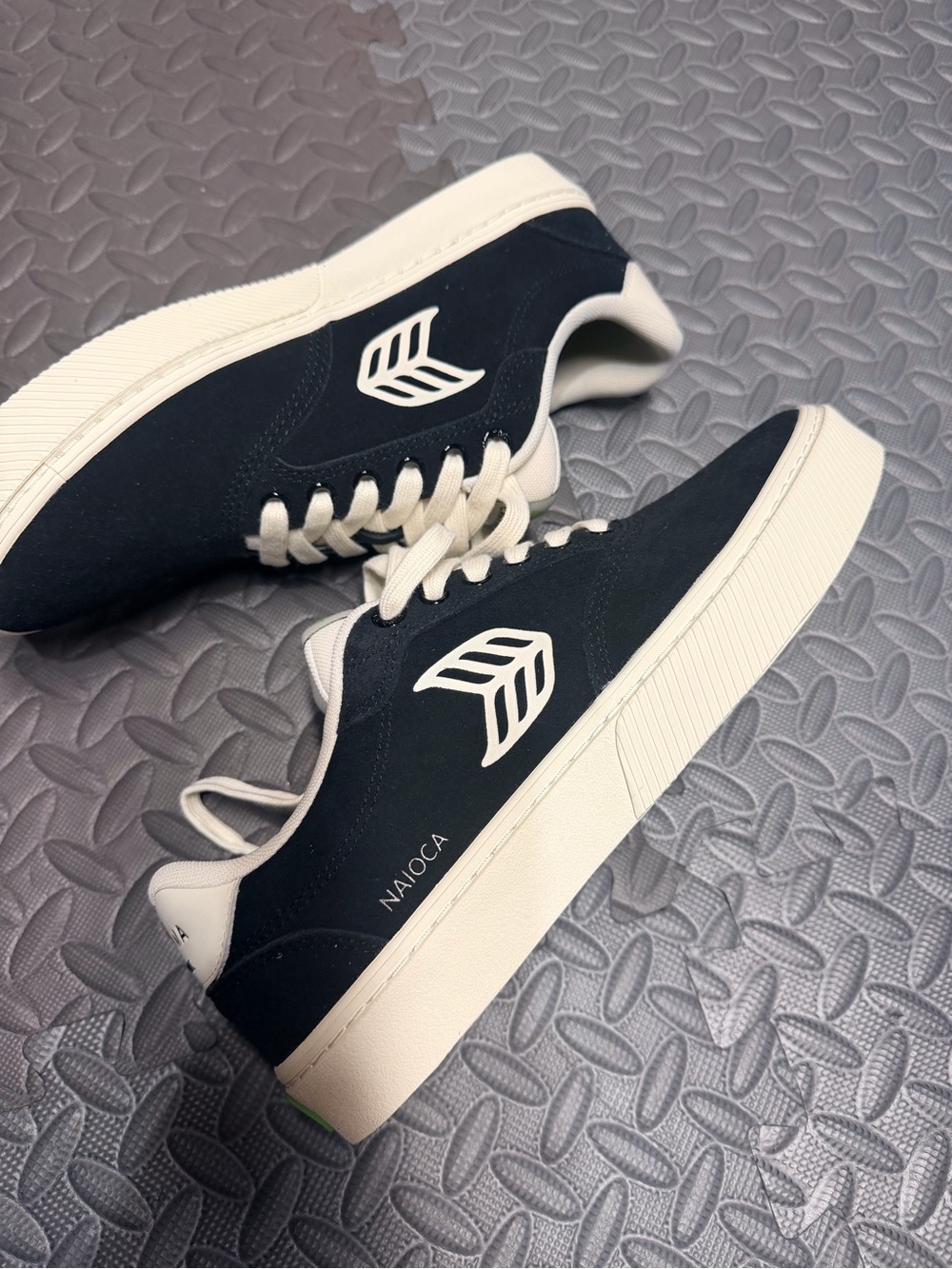 Cariuma Black and White Low-Top Sneakers